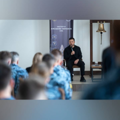 Зеленский подписывает указ в Одессе