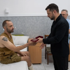 Зеленський вручає нагороди бійцям в Одесі