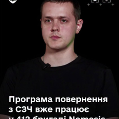 Військові на фоні картпні підписують петицію