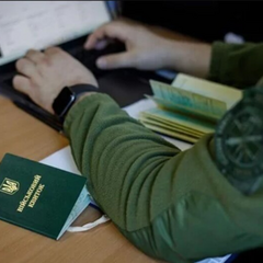 Люди демонструють плакати протесту біля ТЦК