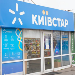 Молодий чоловік з телефоном в руках