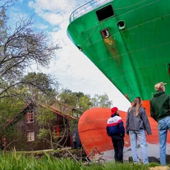 Гігантський корабель поруч з ганком