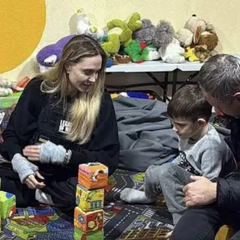 Анджелина Джоли пересекает границу пешком