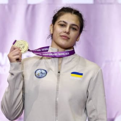 Чемпіонка з вільної боротьби оформляє закордонний паспорт