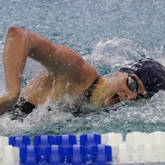 Фінансування університету зупинено через плавчиню-трансгендера