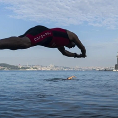 Стамбулец переплывает Босфор для работы