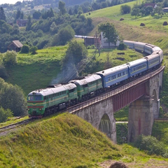 Пасажирський потяг вкотився з рейок