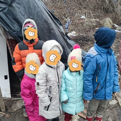 Матір із п'ятьма дітьми виховує дітей в халабуді