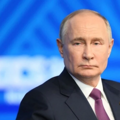 Портрет Путина с флагом РФ на фоне