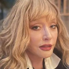 Алла Пугачова співає про війну