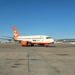 Літак авіакомпанії на старті у летовищі