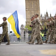 Украинские военнослужащие на параде в Лондоне