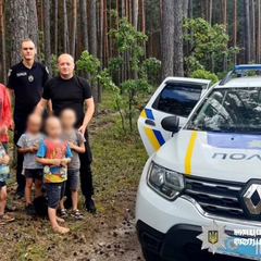 Поліцейські шукають чотирьох дітей у лісі