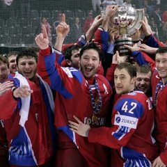 Функціонер продає золото для сім'ї