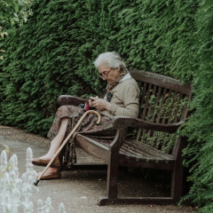 Жінка 80+ років їсть м’ясо