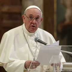 Папа Римський з улесливим виразом утримує книгу