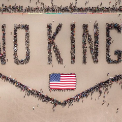 Протестующие формируют надпись No King в Сан-Франциско