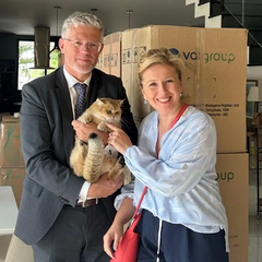 Жена посла Мельника с грустью