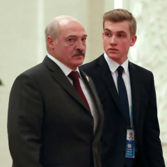Лукашенко с сыном на фоне университета