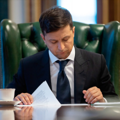 Зеленский на диктанте с трибуны