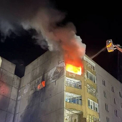 Дрон ударив у багатоповерхівку, мати з дітьми