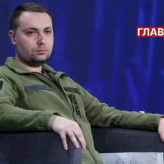 Російський солдат у масці відпочиває на передовій
