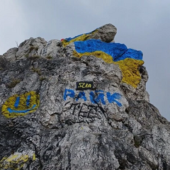 Синьо-жовті кольори розмалювали заповідну скелю
