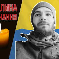 Юноша, мечтатель, музыкант на фоне университета