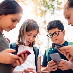 Діти перед червоними дверима.