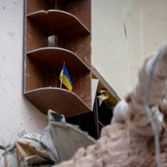 Сумські рятувальники показали прапор на руїнах