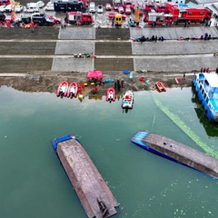Шторм перекидає човни з туристами