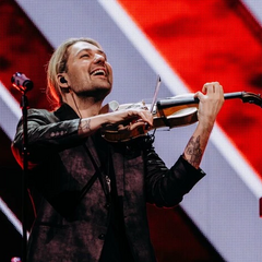 Гарретт грає на скрипці перед фіналом