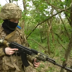 Воїн із племені черокі боронить Україну