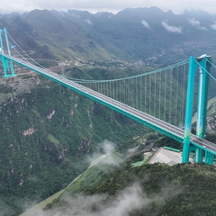 Найвищий міст у світі у Китаї