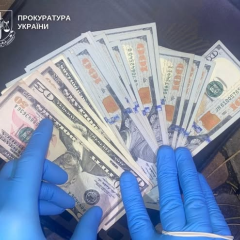 Мошенник требует деньги у пострадавшего
