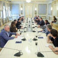 Зеленський проводить закриту зустріч зі Слугою народу