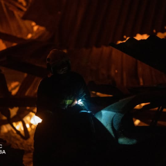 Пожежники гаснуть пожежу в Києві