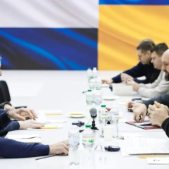 Самолет F-16 на фоне украинского флага
