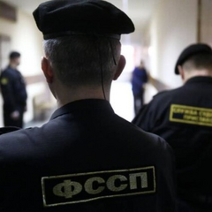 Судові пристави зі зброєю на фоні Держдуми