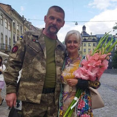 Белая женщина смотрит в окно