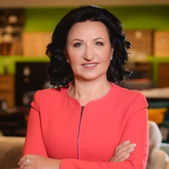 Жінка одягнена в святковій сукні