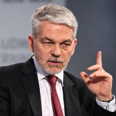 Герб Німеччини, карта Росії, прапор України