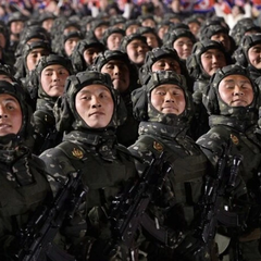 Украинский военный изображен в униформе солдат