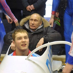 Два спортсмена на трассе бобслея