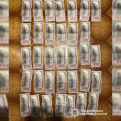 Пенсионерка передает деньги мошеннику для освящения