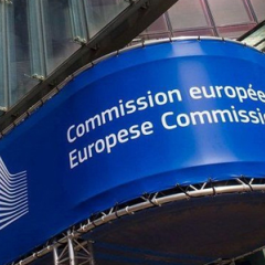 Медичні працівники в захисних костюмах