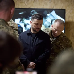 Зеленський розмовляє з військовими про снаряди