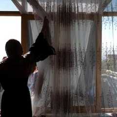 Жінка фотографує заборонену книгу