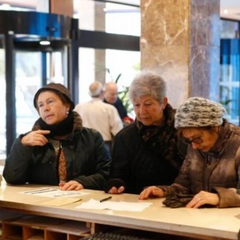 Туристи в черзі до готелю