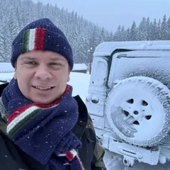 Телеведучий на джипах у горах